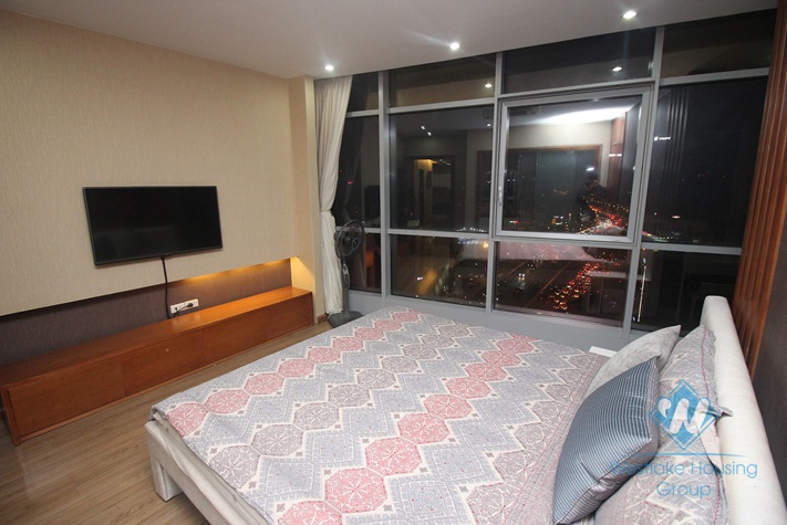 Nice three bedrooms apartment for rent in Tran Duy Hung street, Cau Giay district, Ha Noi